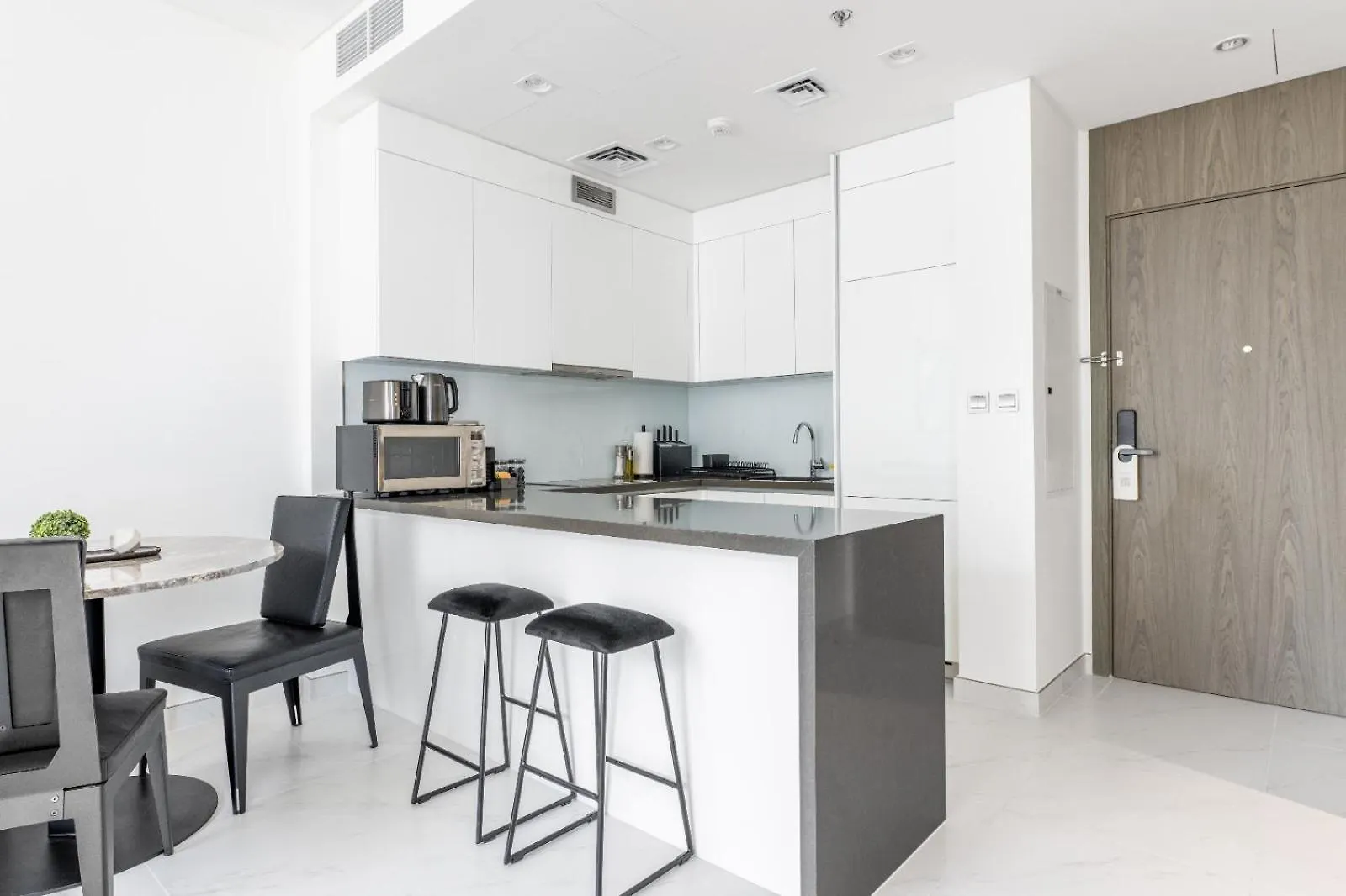 Modern 1Br For 4 With Breathtaking Lagoon Views Dubai Apartment